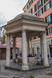 Puits de Janus. D'après la légende c'est le dieu Janus qui a fondé Gênes et lui a donné son nom. Milieu XVIIe, pour l'honorer, suivant le projet de Bartolomeo Bianco, on a érigé un petit temple hexagonal au-dessus d'antiques citernes.