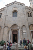 Église Santa Maria di Castello. L'ensemble religieux formé par l'église et le couvent Santa Maria di Castello est un des plus anciens lieux de culte du christianisme à Gênes et se situe sur la zone dénommée Castello, l'ancien castrum romain (forteresse) qui depuis la piazza Embriaci jusqu'à la piazza Sarzano est considéré comme étant l'endroit habité le plus ancien de la ville (-1000| 1000 av. J.-C.). C'est un édifice de style roman et a été érigée aux alentours de l'an 900 de notre ère. La façade est en trois parties et couronnée de petits arcs suspendus.