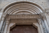 Église Santa Maria di Castello. L'architrave est une corniche romaine du IIIe siècle avec des feuilles et des griffons.