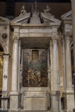 Église Santa Maria di Castello. Chapelle de san Biagio. Martyre de san Biagio,1601, Aurelio Lomi. Dieu le Père et les deux anges furent réinstallés sur le tympan en 1874. Les marbres sont de Taddeo Carlone et Battista Baguti.