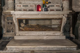 Église Santa Maria di Castello. Sous l'autel, le gisant de Giacomo de Varazze, dominicain, archevêque de Gênes (1292-1298), auteur de la Légende dorée.
