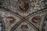 Église Santa Maria di Castello. Loggia de l'Annonciation. Croisillon de la Vierge entourée de Sibylles (à droite, Eubea), XVe siècle. La loggia appelée de l'Annonciation unissait la partie du couvent exclusivement réservée aux moines (en témoigne la lunette ornée de fresques au-dessus de la porte à l'ouest, où Saint Dominique demande le silence) et la partie ouverte au public (église, sacristie, parloirs, pharmacie ...).
C’était donc une galerie d'une grande importance, par laquelle la jeune communauté des Frères Prêcheurs, à peine arrivée à Castello, voulut illustrer son programme théologique. La pièce maîtresse de l'ensemble est la peinture de l'Annonciation: moment crucial où la Parole de Dieu se fait chair, où l'histoire de l’homme va commencer à tendre vers le divin, où est révélé le mystère dont les disciples de San Domenico veulent être les prédicateurs. Dans les croisillons on remarquera les portraits des personnages du monde biblique et du monde païen - comme les Sibylles du premier croisillon - qui, de différentes manières, annoncèrent l’Incarnation de la Parole de Dieu.