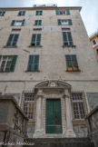 Molo est un quartier du centre historique de Gênes . Situé à proximité de la plus ancienne zone portuaire, il est depuis des siècles le centre du pouvoir politique et religieux. C'était un des sestieri dans lequel la ville de Gênes était divisée. Le quartier tire son nom de la jetée , créée à partir du XIIIe siècle avec l'extension de la péninsule naturelle qui bordait la crique de Mandraccio, la partie la plus ancienne du port de Gênes. La colline du château, à 40 mètres d' altitude , était le site du plus ancien établissement pré-romain de Gênes, fondé au 6ème siècle avant notre ère par un groupe de Liguriens .