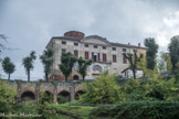 Château de Rocca Grimalda. <br> Le château de Rocca Grimalda est situé en position dominante sur la large vallée de l'Orba et sa construction s'est développée au fil des siècles autour de la majestueuse tour circulaire qui remonte, vraisemblablement, à la fin de 1200 sous la seigneurie de Malaspina .