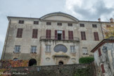 Château de Rocca Grimalda. <br> Inclus dans le fief du marquis de Monferrato , il passa par la suite aux marquis de Gavi et, lorsque, en 1431, le territoire fut occupé militairement par Filippo Maria Visconti , duc de Milan, le château, qui avait toujours une fonction exclusivement défensive, fut attribué à Gian Galeazzo Trotti. , capitaine de fortune du duc, qui entreprend la transformation du bâtiment en une noble demeure .