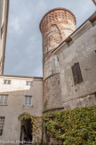 Château de Rocca Grimalda. <br> La tour : construction de briques de plan circulaire, était à l'origine plus haute et se terminait par le couronnement de merlons gibelins. A l'intérieur, il y a 6 environnements superposés. Utilisée depuis des siècles comme prison, elle conserve, à travers la suie des murs et des graffitis gravés sur les murs, le souvenir de ceux qui y sont restés. De petites meurtrières éclairent les pièces, tandis que le haut de la tour, qui servait autrefois à l'observation, a été détruit par la foudre, dont on peut voir l'impact, à la fin du XIXe siècle. Le 3ème fils Malespina y a emprisonné ses deux aînés.
