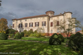 Château de Rocca Grimalda. <br> La majestueuse façade occidentale achevée à la fin des années 1700 .