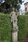 Château de Rocca Grimalda. <br> Après ses travaux et à la suite de sa folie qui lui a fait tuer sa famille, Hercule est soumis par l’oracle de Delphes à une année de servitude, pour expier sa faute. Acheté comme esclave par la reine de Lydie Omphale, il effectue  à son service, nombre d’exploits visant à débarrasser son royaume de monstres. Omphale oblige Hercule à porter des habits de femme et à filer la laine (il tient une quenouille) tandis qu’elle se dote de la peau du lion de Némée et de la massue.