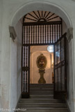 Château de Rocca Grimalda. <br> En montant l'escalier en pierre de Langa, vous entrez dans le vaste salon lumineux.