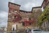 Château de Tagliolo Monferrato. <br>  Les premières nouvelles relatives au site de Tagliolo remontent à 976, année où Otto I accorda le Monferrato en fief au marquis Aleramo I.

Au fil des siècles, les événements de la ville ont été intrinsèquement liés à ceux de son château, appartenant à Oberdendo, à Del Bosco, à Malaspina, à Doria et à la République de Gênes, qui l’a utilisée comme point stratégique pour sa présence au Piemont.

En 1498, il devint une propriété de la famille Gentile, qui obtint le titre de comte de Tagliolo.

Avec le mariage contracté en 1750 par la dernière descendante de la famille, Teresa Gentile, avec Costantino Pinelli, le fief passa aux mains de la famille Pinelli-Gentile, dont les descendants portent toujours le titre de marquis et seigneurs de Tagliolo.

Le bâtiment a subi de nombreuses modifications, y compris les interventions de Andrade au XIXe siècle.