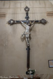 Lerma. <br> Crucifix de procession de Maragliano. Le visage baissé du Christ, le corps contracté, la tête mollement inclinée sur l'épaule, le périzonium (pagne) tourmenté et déchiré, les genoux blessés et sanguinolents à la suite de la chute lors de la montée au Calvaire, manifestent l'intensité du drame qui précède le moment de la mort du Christ. Les extrémités de la croix sont  richement travaillées, sans doute par des argentiers génois. Le contraste entre le corps livide et le bois sombre de la croix contribue à la force de l'impact du sujet représenté.