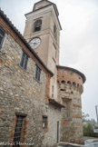 Lerma. <br> L'église accolé au  château. Une des tours de l'enceinte du premier château a été  transformée, sous la régence de Luca Spinola, en une salle d'armes qui est ensuite devenue l'abside de la paroisse (fin 1400).