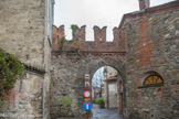 Entyrée du village de Lerma. Propriété du Marquis Morbello, le village passa à Gênes en 1233 puis, suite à une querelle, à la famille Malaspina, puis à Cassano Doria Feudo, il passa ensuite sous la domination du Marquis de Monferrato. Il est revenu brièvement à Gênes, avant de passer en d'finitivement à la famille Spinola qui fut très appréciée par la population.