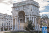 Sur la place se trouve un grand arc de triomphe, l'Arc de la Victoire, monument aux morts de la Première Guerre mondiale. La mairie de Gênes a décidé de construire un monument commémoratif en 1923. Le comité d'évaluation a choisi le projet présenté par Marcello Piacentini et Arturo Dazzi. Le dessin a été modifié par le même Piacentini en 1926. L'Arc a été construit par l'entreprise locale Impresa Garbarino e Sciaccaluga, sous la direction de Piacentin. Le monument repose sur quatre piliers d'angle et huit piliers ornés à l'extérieur par des colonnes soutenant des œuvres d'Arturo Dazzi et Edoardo De Albertis. À l'intérieur il y a deux grandes colonnes, sculptées par Prini, consacrées à la paix et à la famille, et à l'extérieur des allégories sculptées par Dazzi aux inscriptions réalisées par le même Dazzi et par Mario Maria Martini.

La frise d'Arturo Dazzi se développe en plusieurs épisodes. Au Nord sont représentés les artilleurs, les Alpins et la Croix-Rougeet au Sud l'artillerie et la cavalerie. Sur les côtés de l'Arc figurent les reconstitutions des batailles de l'Isonzo et du Piave, et sur le côté ouest, des tireurs d'élite où se trouve un soldat avec le visage de Benito Mussolini et les sapeurs de génie. À l'Est enfin figurent les forces aérienne et navale.