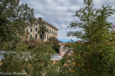 Villa Durazzo Pallavicini. <br> Le palais Grimaldi. La villa, de style néoclassique , construite en position dominante sur la colline de San Martino, derrière Pegli, est le résultat de la refonte du bâtiment de vacances du XVIIIe siècle qui appartenait à Giovanni Battista Grimaldi , doge de la République de Gênes de 1752 à 1754, propriété transmise par héritage à d’autres représentants de la famille Grimaldi. Le neveu Giuseppe, fils d'un autre doge, Pier Francesco Grimaldi , a épousé Clelia Durazzo, appartenant à une autre famille génoise importante, un botaniste de renommée internationale, qui, en 1794, possédait le jardin botanique qui porte son nom. Giuseppe Grimaldi est décédé en 1820, Clelia Durazzo, retraitée dans la villa après le décès de son mari, décédée en 1837. Les époux Grimaldi n'avaient pas d'héritier direct, puis en 1840, le complexe devint la propriété d'Ignazio Alessandro Pallavicini, neveu de la marquise.