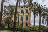 Villa Durazzo Pallavicini. <br> Le palais Grimaldi. Le complexe architectural de la Villa Durazzo Pallavicini ne représente pas une simple renaissance des villas nobles suburbaines des siècles précédents, construits comme des lieux de loisirs luxueux pour les familles patriciennes : le remake voulu par Ignazio Pallavicini, dans des formes néoclassiques et retravaillé à partir du romantisme, conformément à la pensée artistique et culturelle de l’époque.