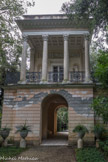Villa Durazzo Pallavicini. <br> Prologue : l'allée classique. Il est orné de quatre statues de Carlo Rubatto ( Ebe, Flora, Leda et Pomona ).