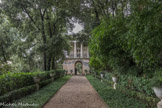 Villa Durazzo Pallavicini. <br> Prologue : l'allée classique. On pass de la nature sauvage de l'allée Gothique à celle soumise au vouloir de l'homme. Cette ambiance est celle de la ville des années 1800.