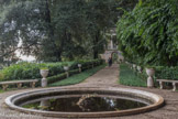 Villa Durazzo Pallavicini. <br> Prologue : l'allée classique. L'eau dan l’élégante fontaine de l’Allée Classique.