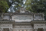 Villa Durazzo Pallavicini. <br> Prologue : l'allée classique. Une inscription en latin sur l'arc avertit que de l'environnement urbain, vous allez au calme de la forêt, invitant le visiteur à abandonner les soucis quotidiens pour profiter des joies simples de la campagne.