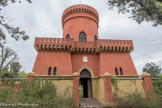 Villa Durazzo Pallavicini. <br> 2ème acte : la valorisation de l'histoire. Le château médiéval du capitaine. Nous voici en face d'un château médiéval composé de bastions austères et d'une tour crénelée avec des fenêtres ogivales.