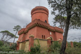 Villa Durazzo Pallavicini. <br> 2ème acte : la valorisation de l'histoire. Le château médiéval du capitaine. Les créneaus sont guelfes en bas et gibelins en haut.