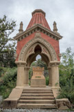 Villa Durazzo Pallavicini. <br> 2ème acte : la valorisation de l'histoire. Le mausolée du capitaine. C'est là où se trouve la dépouille mortelle du capitaine. A gauche, un petit cimetière abandonné où se trouvent les sépultures des soldats morts durant la guerre cotre le fief limitrophe.