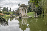 Villa Durazzo Pallavicini. <br>3ème acte : la catharsis. Au centre, le petit temple de Diane, qui représente la divinté, seul édifice complétement blanc du parc, le pont Romain (l'Occident), le kiosque Turc (le Moyen Orient), la pagode chinoise (l'Orient) et l'Obélisque Egyptien (l'Afrique) pour représenter les différentes ethnies du monde, toutes réunies au ciel autour de la lumière divine.