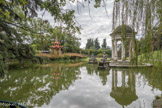 Villa Durazzo Pallavicini. <br>3ème acte : la catharsis. Au Grand Lac, l'eau représente la béatitude du paradis empyréen. Le Grand Lac, image cathartique du paradis : la maîtrise scénographique de Canzio est révélée dans son intégralité, avec le temple néoclassique dédié à Diana s'élevant au milieu du lac, image qui est devenue un symbole du parc, du pont de fer en style oriental, de la pagode chinoise, de l' obélisque égyptien et du temple turc.