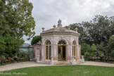 Villa Durazzo Pallavicini. <br>3ème acte : la catharsis. Temple de Flore. cette scénographie représente le Paradis Terrestre, l'Eden où  vit Flore, divinité mère de l'ordre du monde. Il est composé de deux espaces reliés par le temple de Flore, le Jardin de l'abordage et le Viridario, qui représente le jardin personnel de la déesse où elle cultive les plantes durant l'hiver pour assurer la continuité de la vie sur la terre.