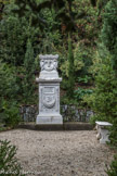 Villa Durazzo Pallavicini. <br>3ème acte : la catharsis. Le Paradis terrestre reconquis, le visiteur est à nouveau sollicité par le concept de la mort, mais pas de la fin cruelle mais du trépas de l'homme juste qui laisse derrière lui les enseignements positifs et le confort de l'artMonument au poète de Savone, Gabriello Chiavrera