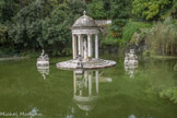 Villa Durazzo Pallavicini. <br>3ème acte : la catharsis. Le temple néo-classique de Diane , au milieu du grand lac.