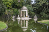 Villa Durazzo Pallavicini. <br>3ème acte : la catharsis. Le temple néo-classique de Diane , au milieu du grand lac