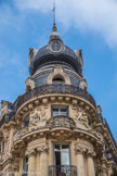 Montpellier.<br> Sa construction remonte à la fin du XIXe siècle, tout comme l'ensemble du quartier, de la gare Saint-Roch à la place de la Comédie. Le maire de la ville, Jules Pagézy, fortement inspiré des travaux menés par Hausmann dans la capitale, décide de donner à Montpellier un nouvel aspect en faisant de la place de la Comédie le cœur de la ville.