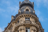Montpellier.  <br>le modernisme, avec le toit en ardoise. Sous le dôme, il présente des décorations qui sont le reflet de la richesse de la ville : Bacchus avec un pressoir et un pampre de vigne pour la viticulture, Mercure pour la commerce, avec une locomotive, un caducée pour la médecine et un globe terrestre pour les arts.