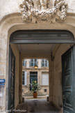 Montpellier.<br> Dans la cour intérieure, les balcons sont en fer forgé.