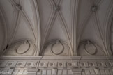 Montpellier. <br>Hall d'entrée. L'architecture est éclectique : antiquité avec les métopes et le triglyphes, renaissance avec les oves et le gothique avec les ogives.