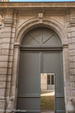Hôtel de Lunas. L'histoire de l'hôtel de Lunas commence en 1550 par la construction d’une « grande maison » et d’une petite maison11 par Denis Fontanon,  médecin et docteur en médecine à la faculté de Montpellier. La famille Fontanon a gardé la « grande maison » durant 89 ans. Le portail est du XVIIe siècle.