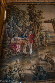 Hôtel de Lunas. Tapisserie d'Aubusson du XVIIIe. Le jeu de la main chaude où une personne, courbée sur les genoux d’une autre et les yeux fermés, reçoit des coups dans une de ses mains, qu’elle tend derrière elle, et doit deviner qui l’a touchée.