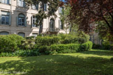 Hôtel de Lunas. Les sept fenêtres à plein cintre de la grande galerie de bal ouvrent sur le jardin à la française, sept miroirs leur font face. Entre les fenêtres et les miroirs sont encastrés douze panneaux de laque représentant les douze mois de l’année.