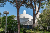 La Grande-Motte. <br> Eglise St Augustin

« …C’est la raison pour la quelle l’église, qui est la maison de Dieu, s’affirme par le signe de la parabole, qui ouvre ses branches jusqu’à l’infini pour mieux accueillir dans son foyer tous les destins parallèles des hommes qu’elle embrasse… des formes d’une architecture parlent et enseignent aussi par allégories, comme les paraboles de l’Evangile. »