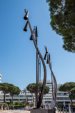 La Grande-Motte. <br>  La lampe fée imaginée par Jean Balladur est installée sur la place du 1er octobre 1974 à la Grande Motte. François Azambourg a dessiné pour la ville, en 2011, de nouveaux lampadaires qui ornent les allées, rues et avenues de la ville. Il est également à l’origine du mobilier urbain qui pare depuis 2013 une avenue de l’Europe flambant neuve.