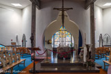 La Grande-Motte. <br> L'intérieur de l'église Saint-Augustin est une invitation au recueillement. Il est d'une grande simplicité, le béton brut dominant largement.