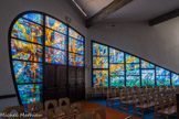 La Grande-Motte. <br> Les vitraux de l'église Saint-Augustin sont installés en 1995. Ils sont dus à l'un des grands maîtres verriers de Chartres : Jacques Loire. Son travail, plutôt abstrait, fait cependant référence à la mer et au soleil avec une prédominance de tons bleus et jaunes.
