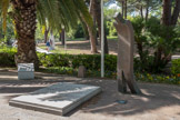 La Grande-Motte. <br>  Place du souvenir Français. Yves Loyer crée la grande figure penchée du monument au mort.