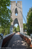 La Grande-Motte. <br>  La Passerelle Saint Jean est un hommage au soleil. Jean Balladur a souhaité la régler sur « l’horloge du ciel »…  Chaque année à la même heure, le 21 juin, jour du solstice d’été, les rayons qui traversent l'ellipse ovale de son pylône, dessinent au sol un rond parfait : la passerelle est alors à l’heure du ciel !