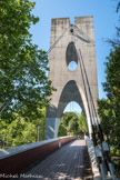 La Grande-Motte. <br>  La Passerelle Saint Jean. « La Grande Motte est en quelque sorte un lieu saint : les hommes et les femmes viennent y adorer le soleil . C’est une religion vieille comme le monde qui de nos jours connaît un regain de ferveur. Tous les ans une foule de pèlerin se met en marche vers le Sud dès le début de l’été… A ces noces périodiques il fallait un autel. J’ai donc dressé le grand pylône à l’entrée de la ville comme une porte et je l’ai réglé sur l’horloge du ciel. Tous les ans le jour du solstice d’été il livre la ville au soleil quand l’astre est au plus haut de sa vigueur. Ses rayons pénètrent l’ouverture elliptique qui est percée au faîte de l’ouvrage et en projetant l’image sur le tablier du pont dans la forme parfaite d’un cercle, comme le sceau de la Sainte alliance. Le temps d’un éclair ; La Grande Motte est reconnue par le cosmos Elle devient la fille légitime de l’été. »
