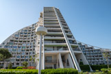 La Grande-Motte. <br> L'architecture de la grande pyramide incarne le style de Jean Balladur. A La Grande Motte, il s'éloigne résolument de l'architecture fonctionnaliste de l'époque. Il insuffle rythme et dynamisme à ses créations au travers d'une « modénature » (le décor des façades) très expressive. Le décor de la grande pyramide est une alternance de motifs masculins et féminins, préfabriqués en béton, qui symbolisent les deux personnalités de La Grande Motte.