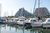La Grande-Motte. <br> A gauche, entre 1973 et 1974, La Grande Pyramide qui est le reflet inverse du pic Saint-Loup se construit au secteur nord du Port. Jean Balladur divise la ville en deux. Au Levant la rectitude des pyramides et au Couchant les courbes et les conques de Vénus (à gauche de la Grande Pyramide, on aperçoit le Chapeau d'évêque).