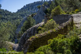 Dans les grès d'Evenos. Ruines d’une ancienne  bergerie et ses anciennes habitations troglodytes, en dessous de la barre calcaire.